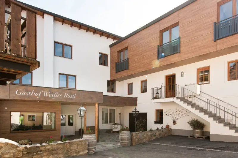 Innenhof Weisses Rossl Wirtshaus Hotel Muhldorf Wachau 71