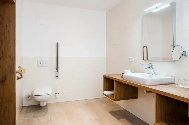 3 Bad Barrierefrei Weisses Rossl Wirtshaus Hotel Muhldorf Wachau 67