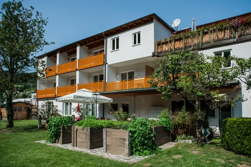 Gartenansicht Weisses Rossl Wirtshaus Hotel Muhldorf Wachau 094