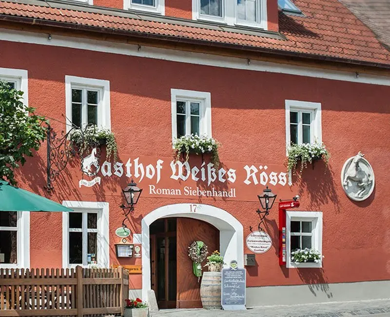 images/Panel_Slider/Ansicht-Weisses-Rossl-Wirtshaus--Hotel-Muhldorf-Wachau.webp