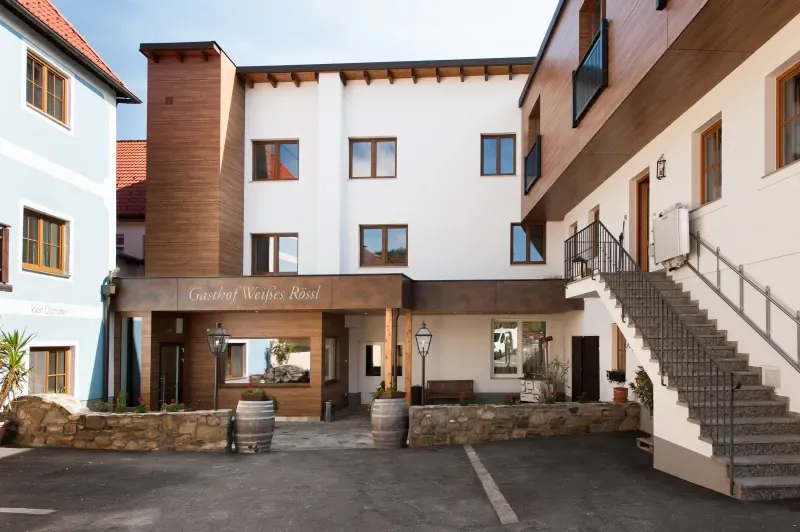 Innenhof Parkplatz Weisses Rossl Wirtshaus Hotel Muhldorf Wachau 69